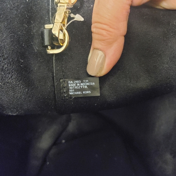 Michael Kors Izzy Black Pebble Grain Leather Tote, Classic, Stylish, Sleek - Picture 7 of 16